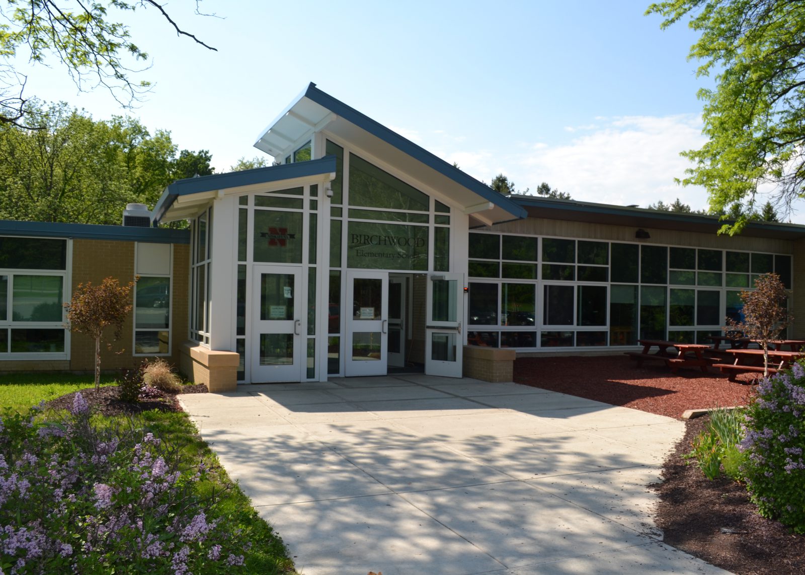 The main entrance of Birchwood Elementary School
