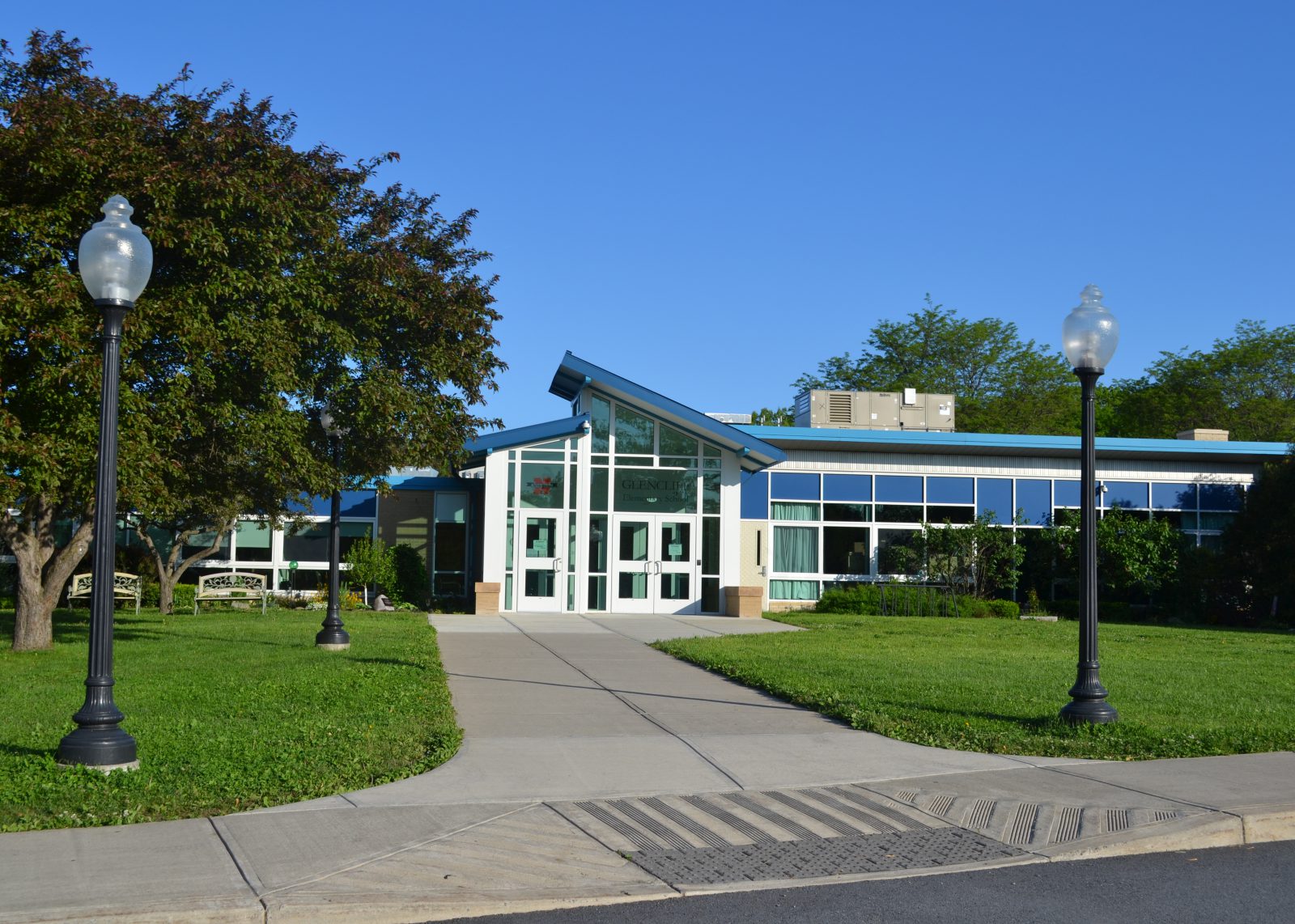 The front of Glencliff Elementary School