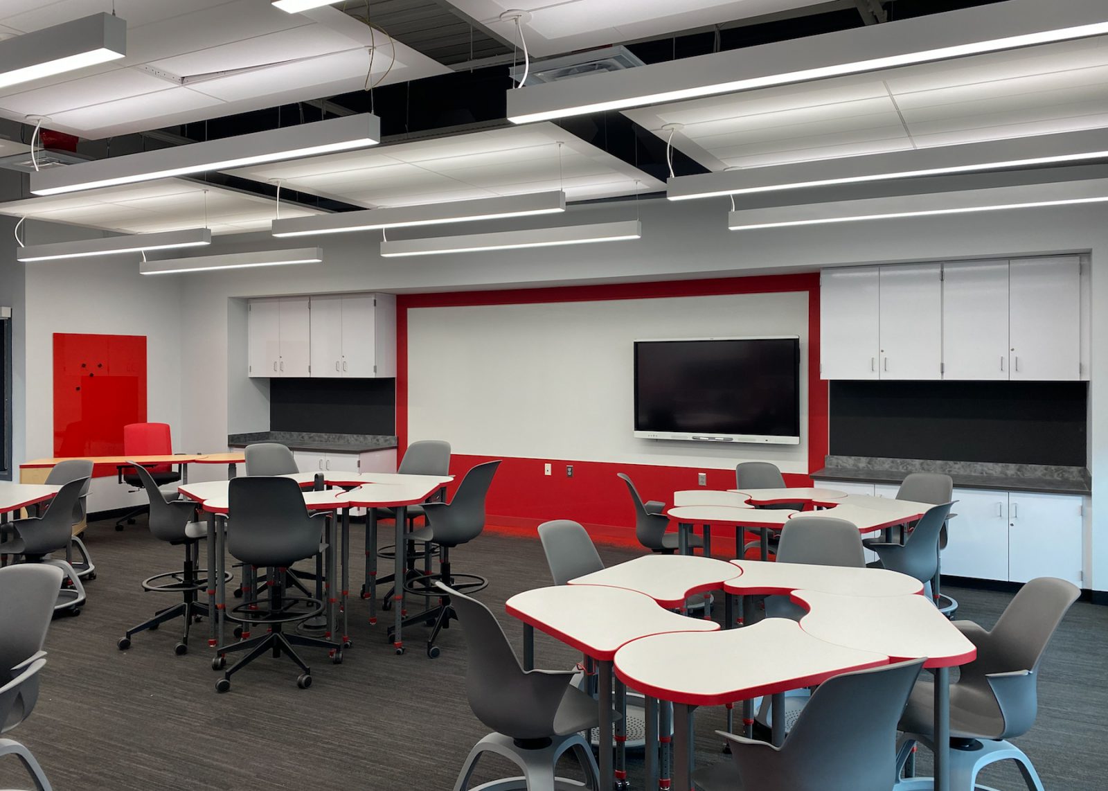 Example of a modern classroom that is colorful with flexible furniture and modern technology