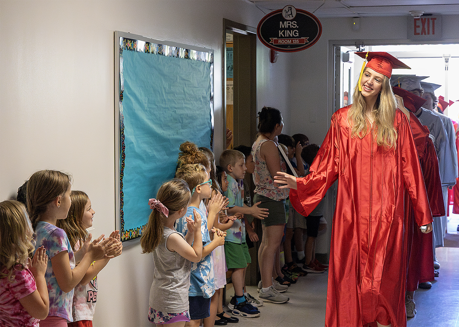 senior hifiving elementary students
