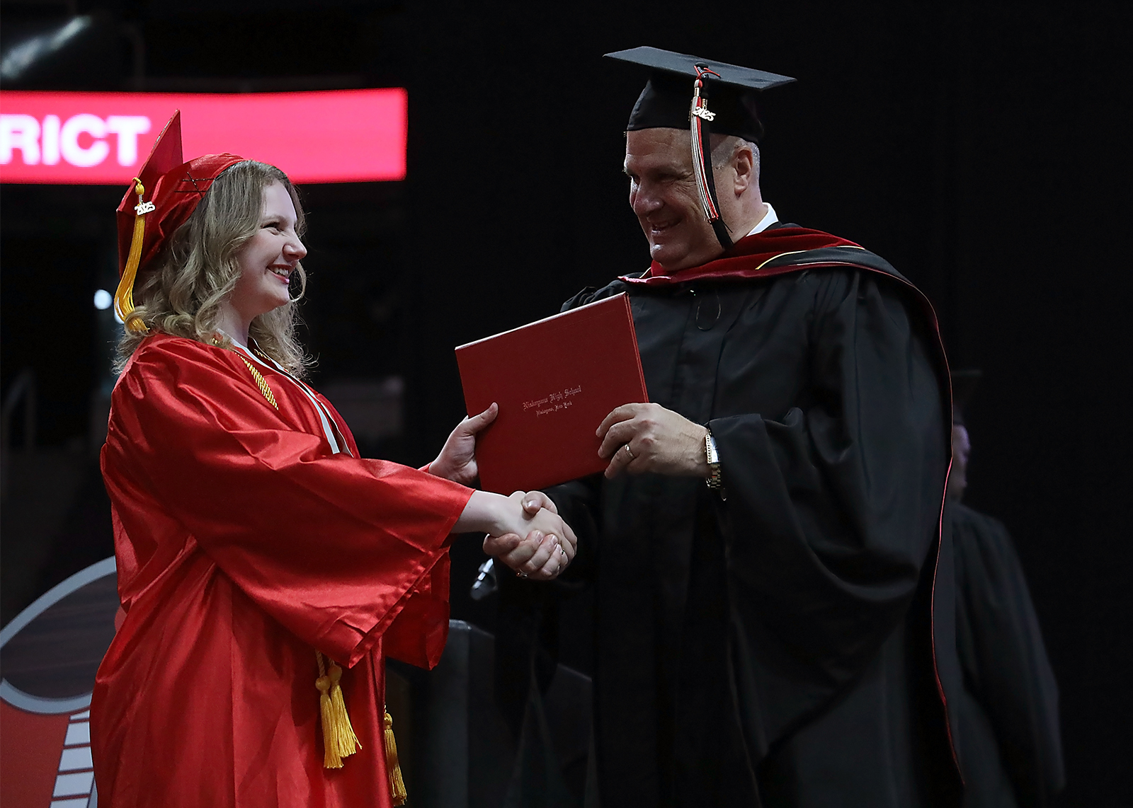 graduate shaking handing with principal