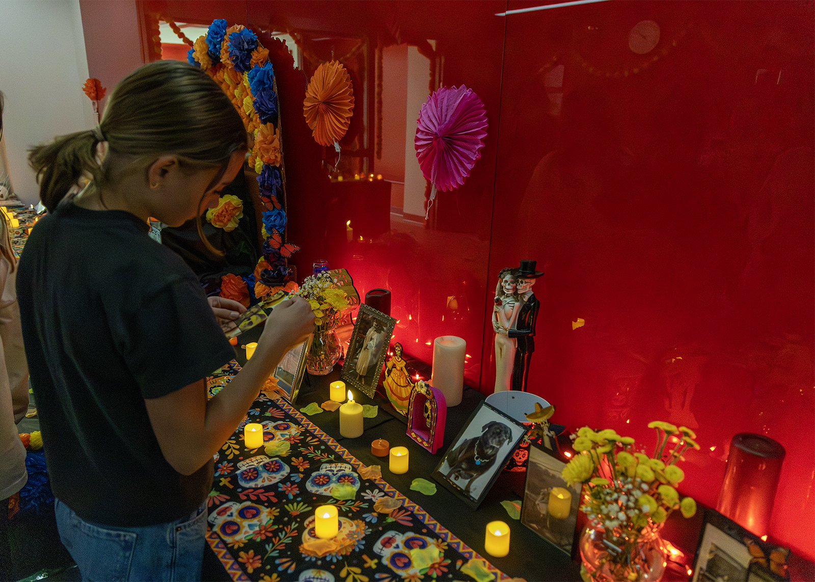 student looking at the ofrenda for dias de los muertos