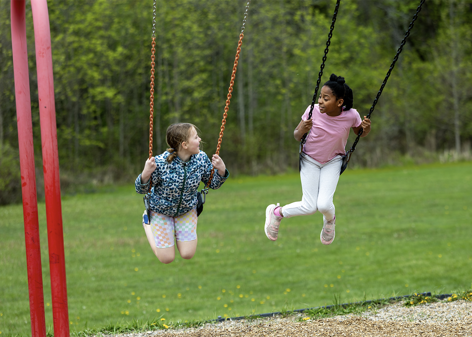 elementary students swinging